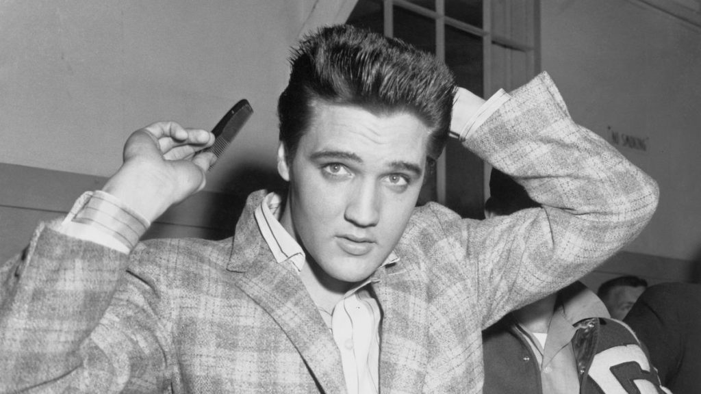 elvis presley runs a comb through his famous tresses at the news photo 1656011572