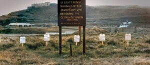 Alderney, den nordligaste av Kanalöarna, är känd för sina pittoreska stränder och gästvänliga invånare. Men trots dess vackra landskap döljer ön en mörk historia, då det var hem för det enda nazistiska koncentrationslägret på brittisk mark under andra världskriget.