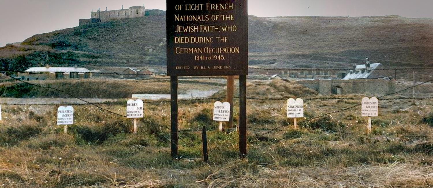 Alderney, den nordligaste av Kanalöarna, är känd för sina pittoreska stränder och gästvänliga invånare. Men trots dess vackra landskap döljer ön en mörk historia, då det var hem för det enda nazistiska koncentrationslägret på brittisk mark under andra världskriget.