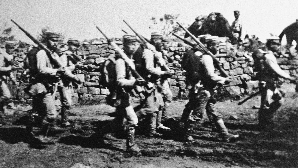 Dessa japanska soldater marscherar nära byn Chemulpo, Korea, och avancerar mot sin ryska fiende under det rysk-japanska kriget i september 1904.