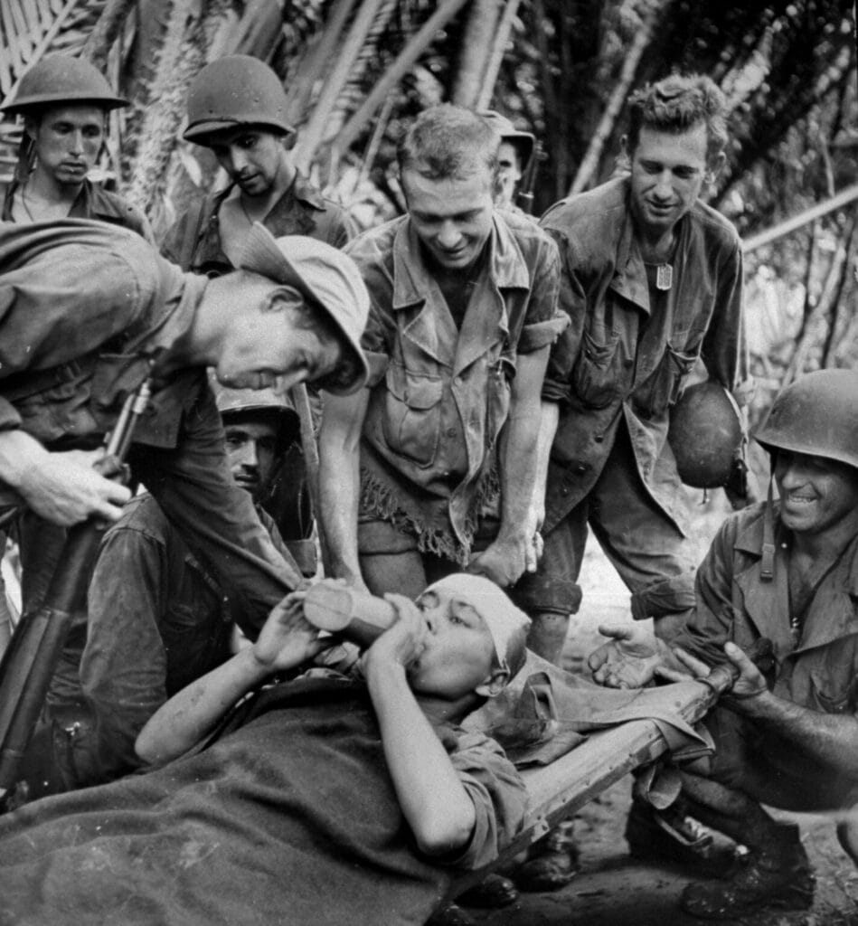 En korean som tvingas arbeta som slavarbetare åt japanerna på ön Nya Guinea får medicinsk behandling efter sin befrielse. Tusentals koreaner tvingades bygga installationer och befästningar över Stilla havet för sina japanska fångare.