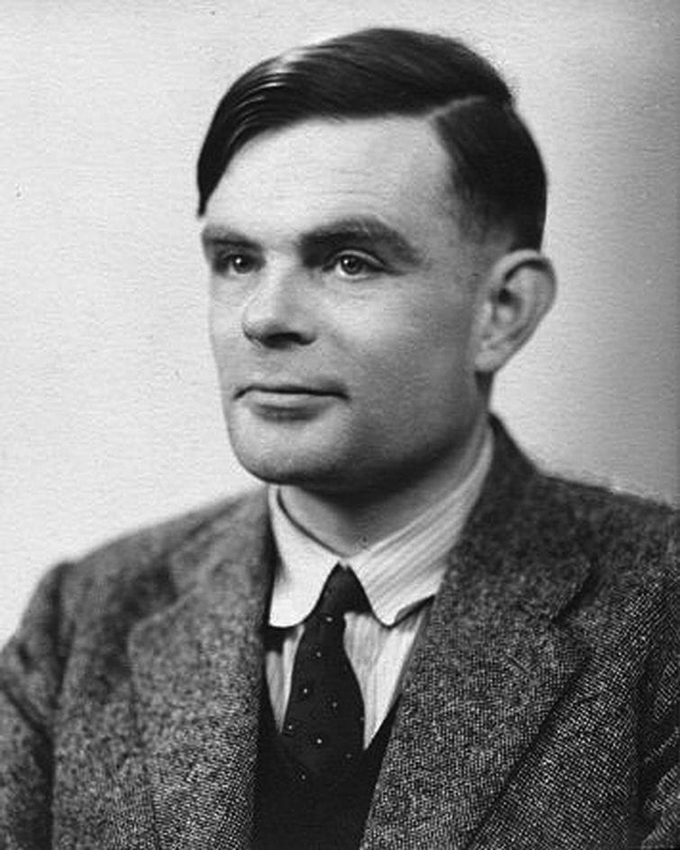 Alan Turing, ett teoretiskt och matematiskt geni, ledde de allierade ansträngningarna i Bletchley Park för att avkoda och distribuera avlyssnade tyska kommunikationer som överfördes via Enigma-kodningsmaskinen.
