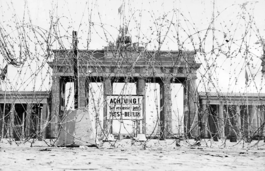 Berlinmuren-vid-Brandenburger-Tor 1961
