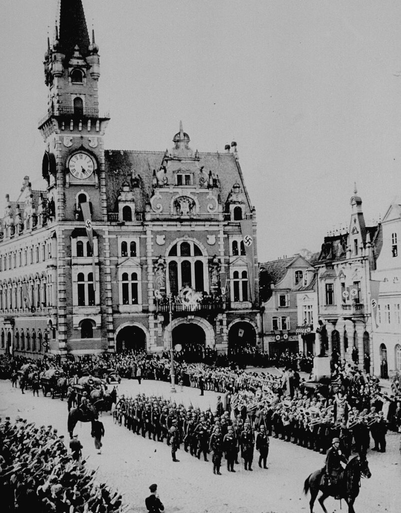 Efter Münchenavtalet, genom vilket Sudetenland i Tjeckoslovakien överlämnades till Tyskland, marscherar tyska trupper in på torget i Friedland. 3 oktober 1938.