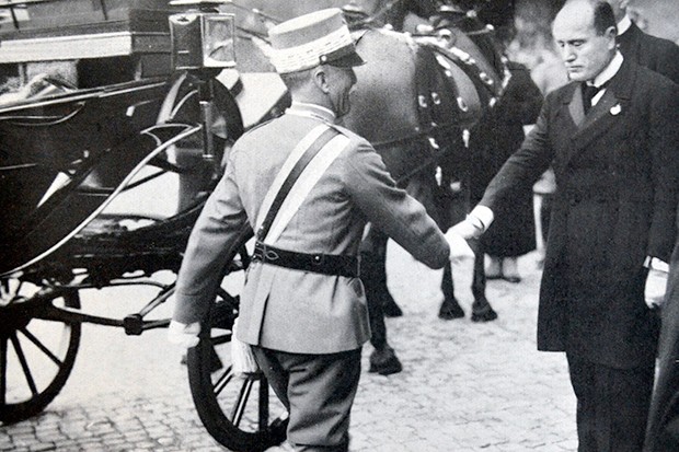 Victor Emmanuel III (till vänster) hälsar på Benito Mussolini den 4 november 1922. Kungens samtycke hade varit avgörande för fascisternas maktövertagande.