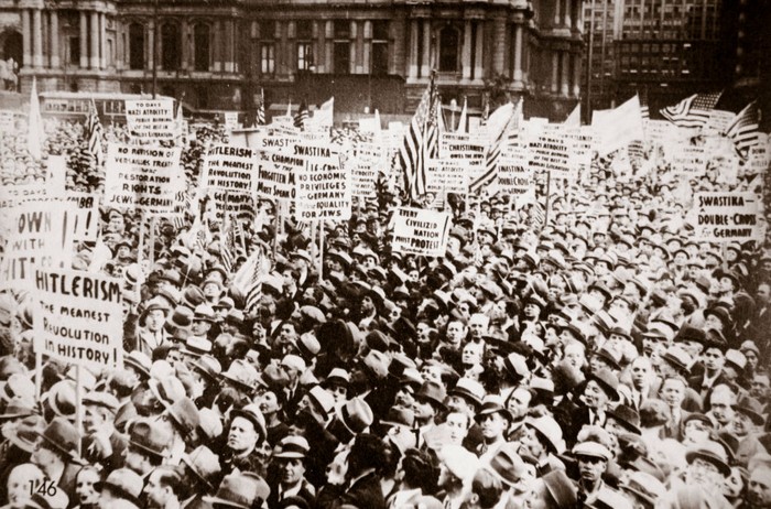 Demonstration mot Hitler framför stadshuset i Philadelphia, Pennsylvania, USA, tidigt 1930-tal. Protest mot nazisternas förföljelse av judarna, som inleddes efter att Hitler kom till makten i Tyskland 1933.