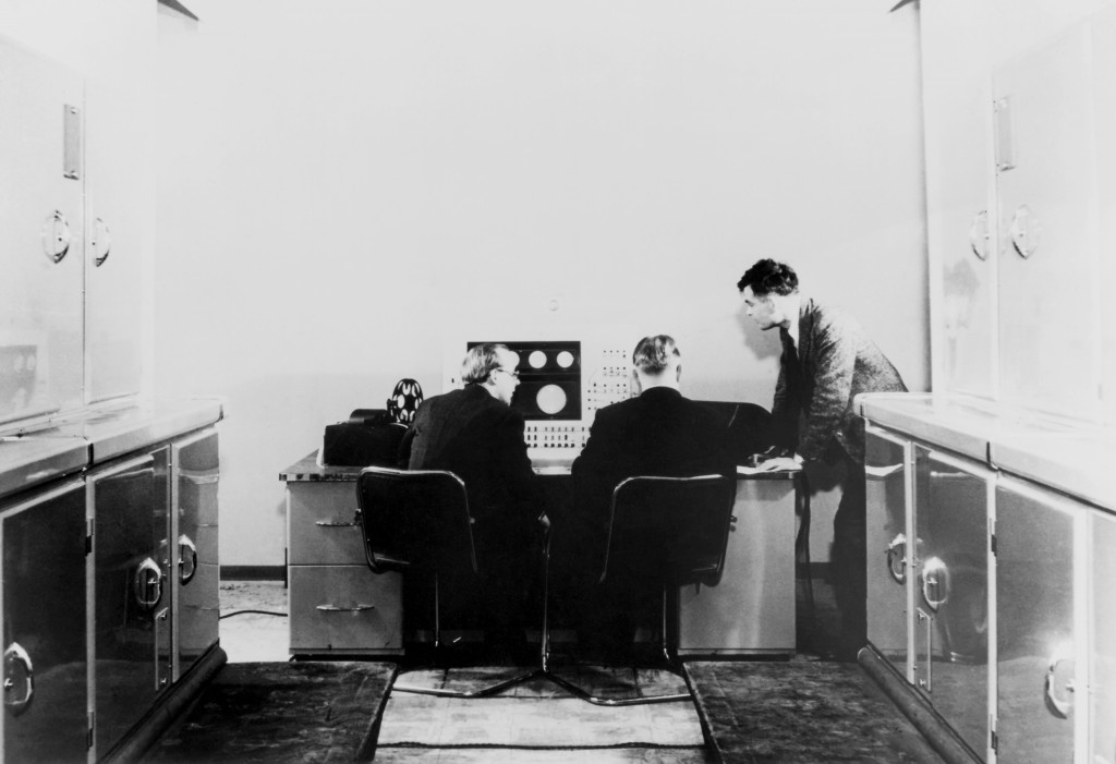 Alan Turing var den som lyckades knäcka nazisternas Enigma-kod under andra världskriget. Hans arbete gav de allierade det övertag de behövde för att vinna kriget i Europa och ledde till datorns tillkomst.