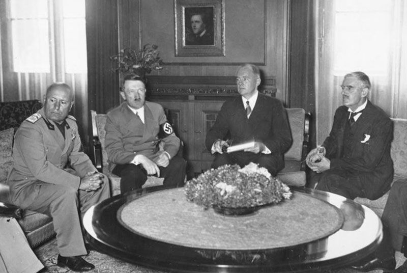 (Från vänster) Italiens ledare Benito Mussolini, Tysklands rikskansler Adolf Hitler, en tysk tolk och Storbritanniens premiärminister Neville Chamberlain vid ett möte i München den 29 september 1938.