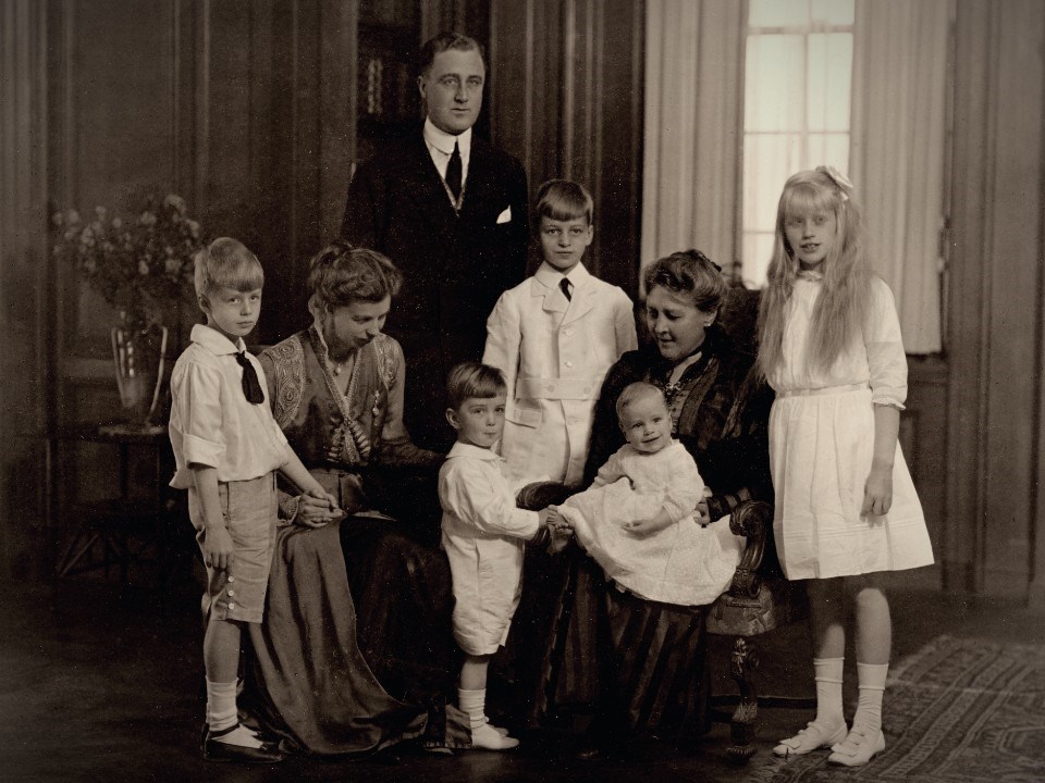 Familjen Roosevelt i vardagsrummet på Springwood; (från vänster till höger): Elliott, Eleanor, FDR, Franklin Jr, James, John, Sara och Anna.