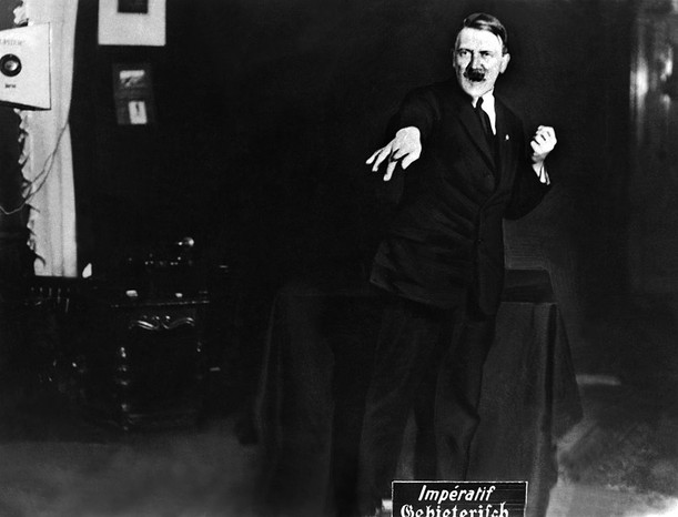 1925: I München tog Heinrich Hoffmann, Hitlers personlige fotograf, en serie fotografier av nazistledaren när han imiterade ett av sina tal. Hitler studerade tydligen hur han kunde fascinera och motivera folkmassor.