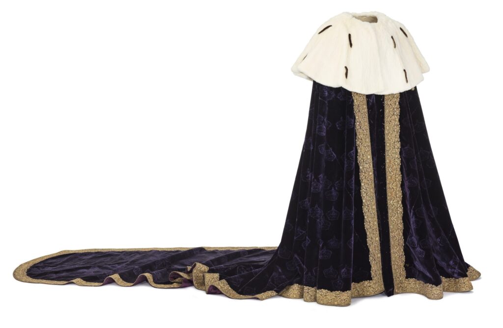 Kröningsmantel av purpurfärgad sammet. Ursprungligen var manteln dekorerad med 764 slutna kronor och många pärlor. Foto: Helena Bonnevier, Livrustkammaren/SHM (CC BY 4.0)