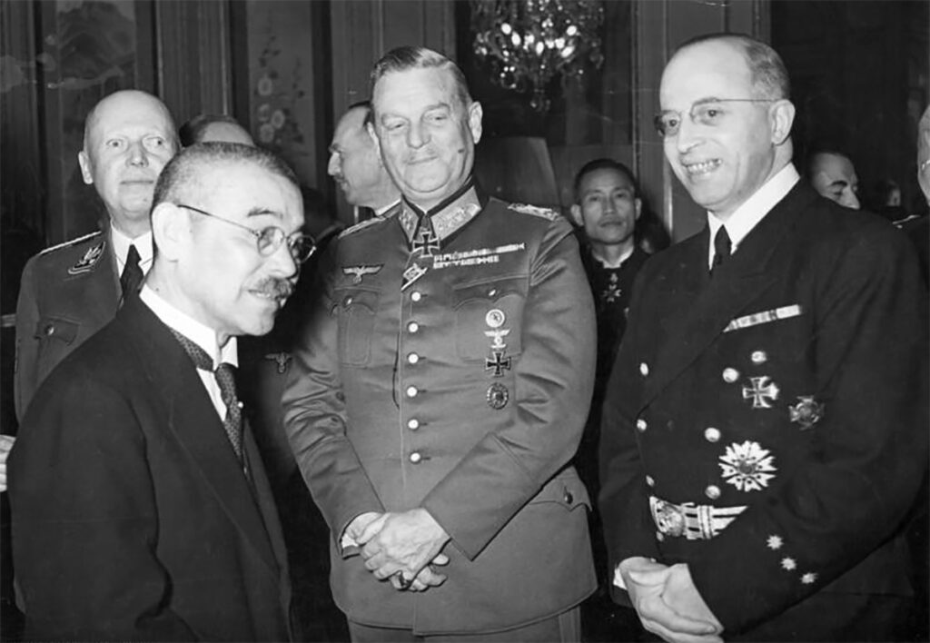 Yosuke Matsuoka charmar de nazistiska tjänstemännen Hans Lammers, Wilhelm Keitel och Georg von Stahmer på den japanska ambassaden i Berlin den 28 mars 1941. Detta var ett av flera besök som Matsuoka gjorde i Berlin i egenskap av utrikesminister för att träffa Hitler och andra nazister.