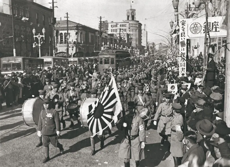 En militärparad i Ginza, Tokyo, till minne av Japans seger i slaget vid Mukden under rysk-japanska kriget, 10 mars 1934.
