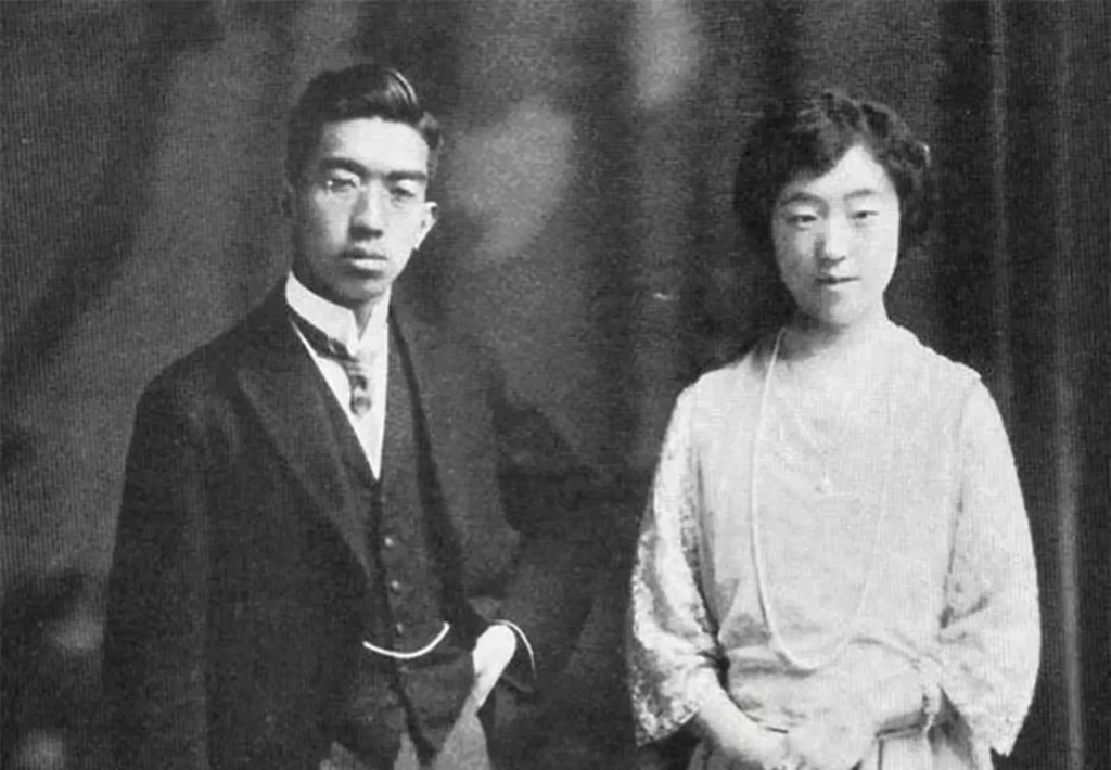En ung kronprins Hirohito står bredvid prinsessan Nagako