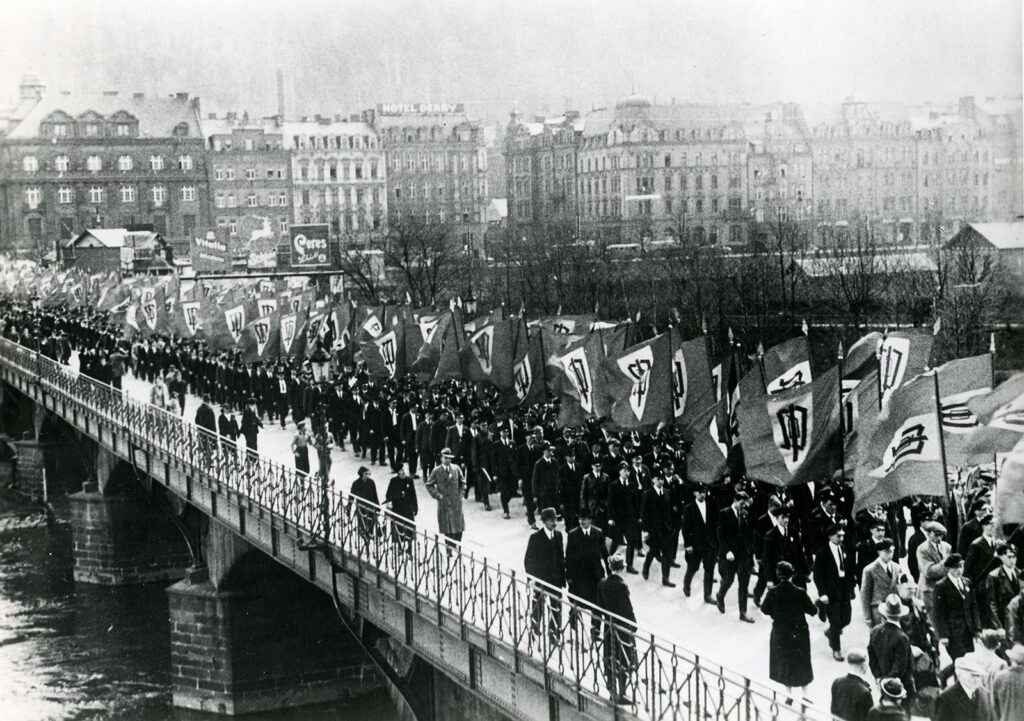 Sudetentyskar marscherar i Karlsbad, Tyskland, april 1937