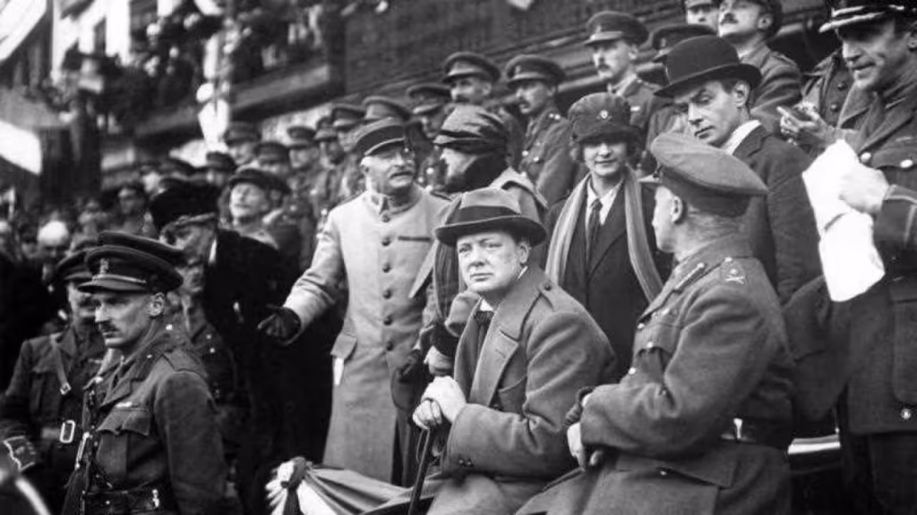 Winston Churchill i Lille, Frankrike, betraktar den 47:e divisionen (2:a London-divisionen) som befriade Lille från den tyska ockupationen den 17 oktober 1918.