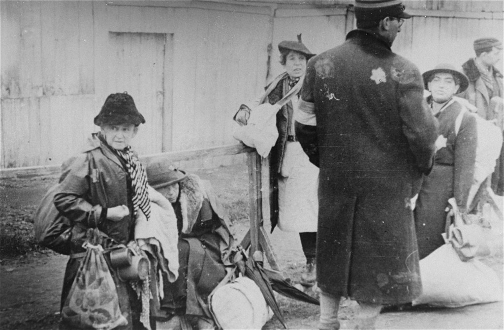 Judar från Tyskland, Luxemburg, Österrike och Tjeckoslovakien under deportationen från Łódź-gettot till förintelselägret i Chełmno. Łódź, Polen, 1942.