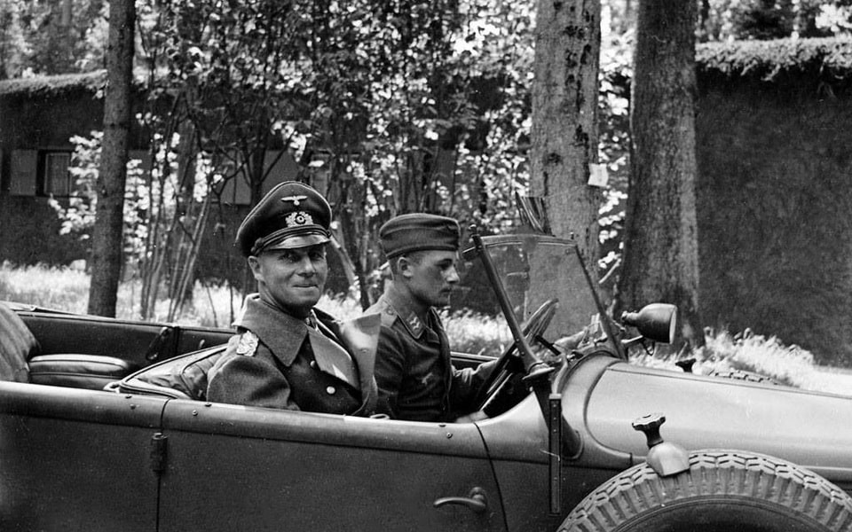 Erwin Rommel tilldelades eklöv och svärd till sitt Riddarkors, i Hitlers högkvarter ”Wolfschanze”, år 1942.