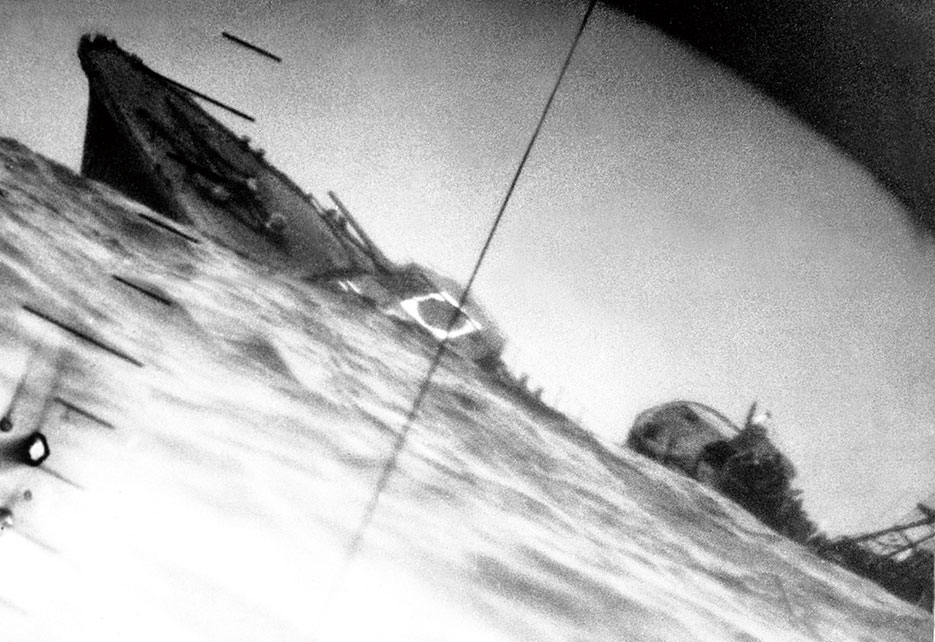 Den torpederade japanska jagaren IJN Yamakaze, fotograferad genom periskopet på USS Nautilus den 25 juni 1942 (USA:s flotta)