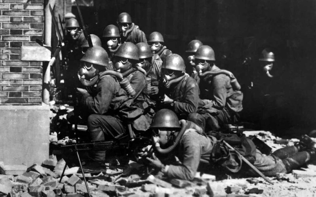 Japanska trupper i gasmasker under slaget om Shanghai. 