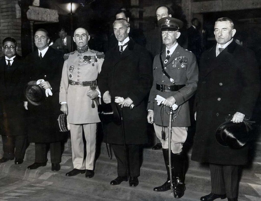 Medlemmarna i Lytton-kommissionen av Dennis M. Ogawa Nippu Jiji. Källa: Densho Digital Repository / Med tillstånd av Hawai’i Times Photo Archives Foundation