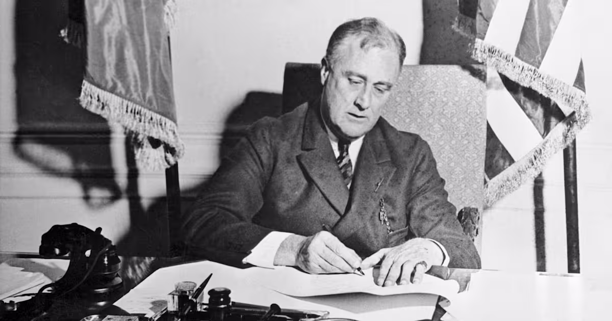 FDR:s New Deal-politik bestod av en rad program, offentliga bygg- och anläggningsprojekt, finansiella reformer och regleringar som infördes av president Franklin D. Roosevelt i USA mellan 1933 och 1936.