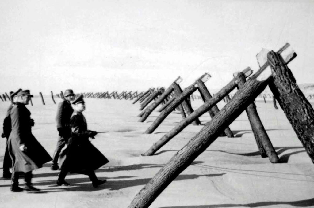 Fältmarskalk Erwin Rommel inspekterar befästningar på muren.