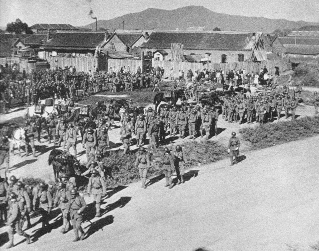Japanska trupper samlas utanför Mukden i Manchuriet, september 1931.