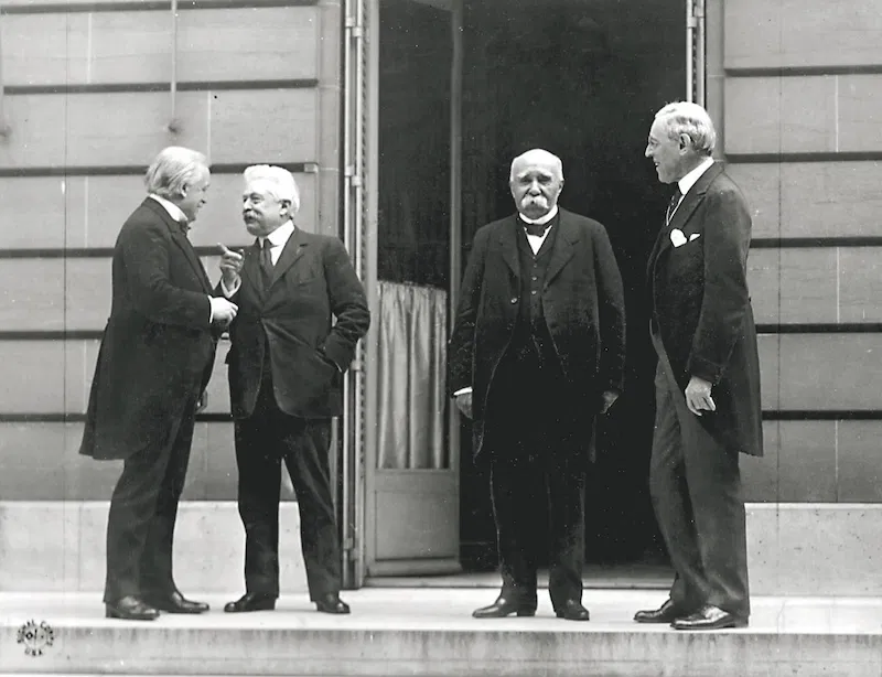 De ”The Big Four”: David Lloyd George, Vittorio Orlando, Georges Clemenceau och Woodrow Wilson vid fredskonferensen i Paris, 27 maj 1919. Foto: U.S. Signal Corps. Public Domain.