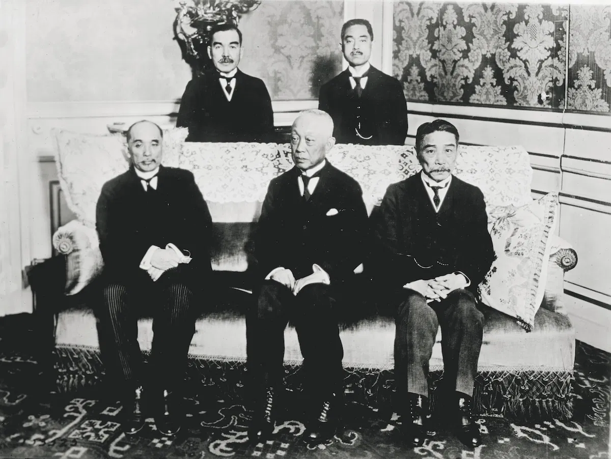 Japanska delegater vid fredskonferensen i Paris 1919. Stående (från vänster till höger): Hikokichi Ijūin och Keishirō Matsui; sittande (från vänster till höger): Baron Makino Nobuaki, prins Kinmochi Saionji och viscount Sutemi Chinda. Library of Congress.