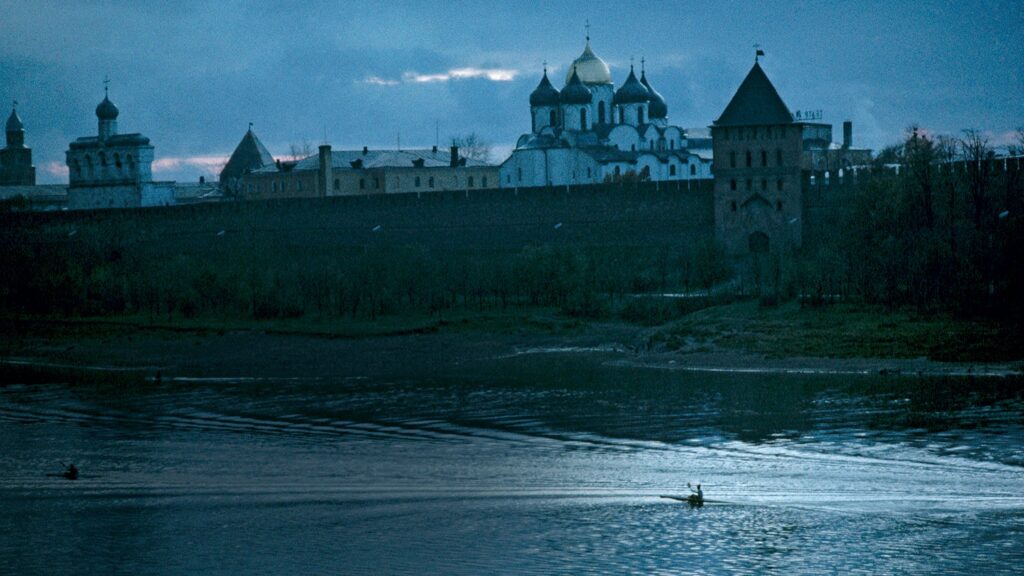 Fästningen Kreml i Novgorod. Bakom murarna reser sig den pampiga Sofiakatedralen. Foto: Ted Spiegel/Cobirs/SCANPIX